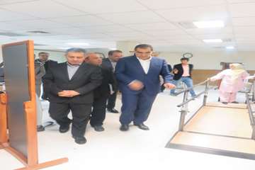 عیادت وزیر بهداشت از دختر فداکار سرپل ذهابی در بیمارستان رفیده