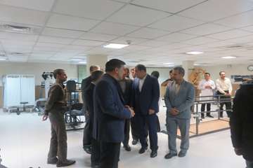 عیادت وزیر بهداشت از دختر فداکار سرپل ذهابی در بیمارستان رفیده