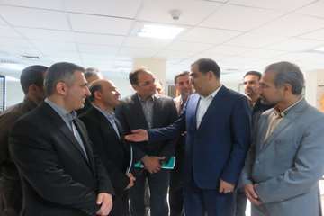 عیادت وزیر بهداشت از دختر فداکار سرپل ذهابی در بیمارستان رفیده