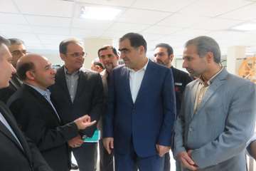 عیادت وزیر بهداشت از دختر فداکار سرپل ذهابی در بیمارستان رفیده