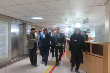 عیادت وزیر بهداشت از دختر فداکار سرپل ذهابی در بیمارستان رفیده